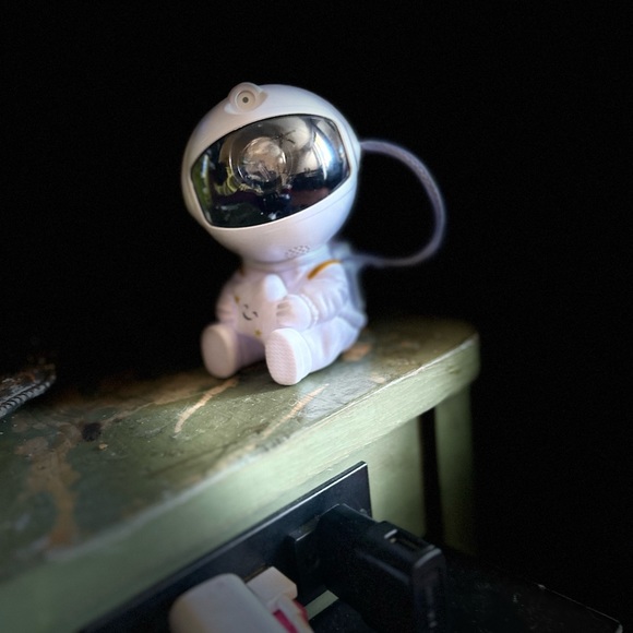 ASTRONAUT GALAXY NEBULA PROJECTOR - Picture 2 of 4